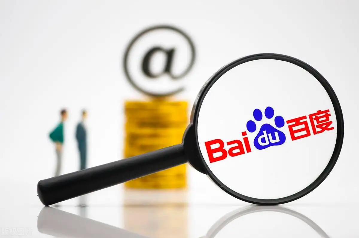 家长抱婴儿在学校路边值护学岗